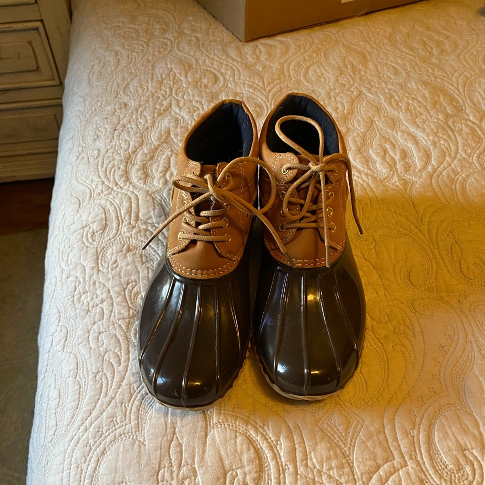 Tommy Hilfiger duck boots
Size 7